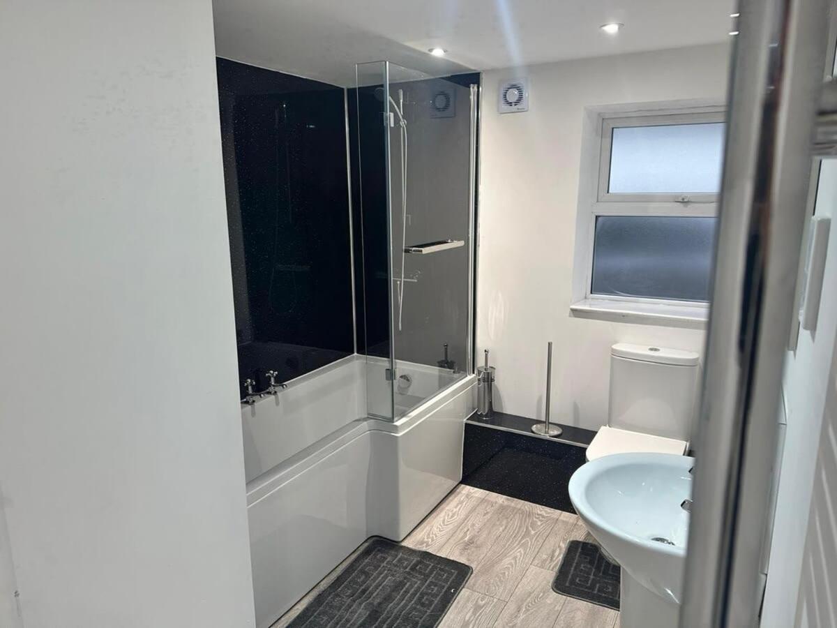 1 Bedroom Apartment - Abacus House - Huntingdon Town Centre - Contractor Friendly - Free Parking - Full Kitchen - Washer Dryer - Spacious - Ideal For Work Stays מראה חיצוני תמונה